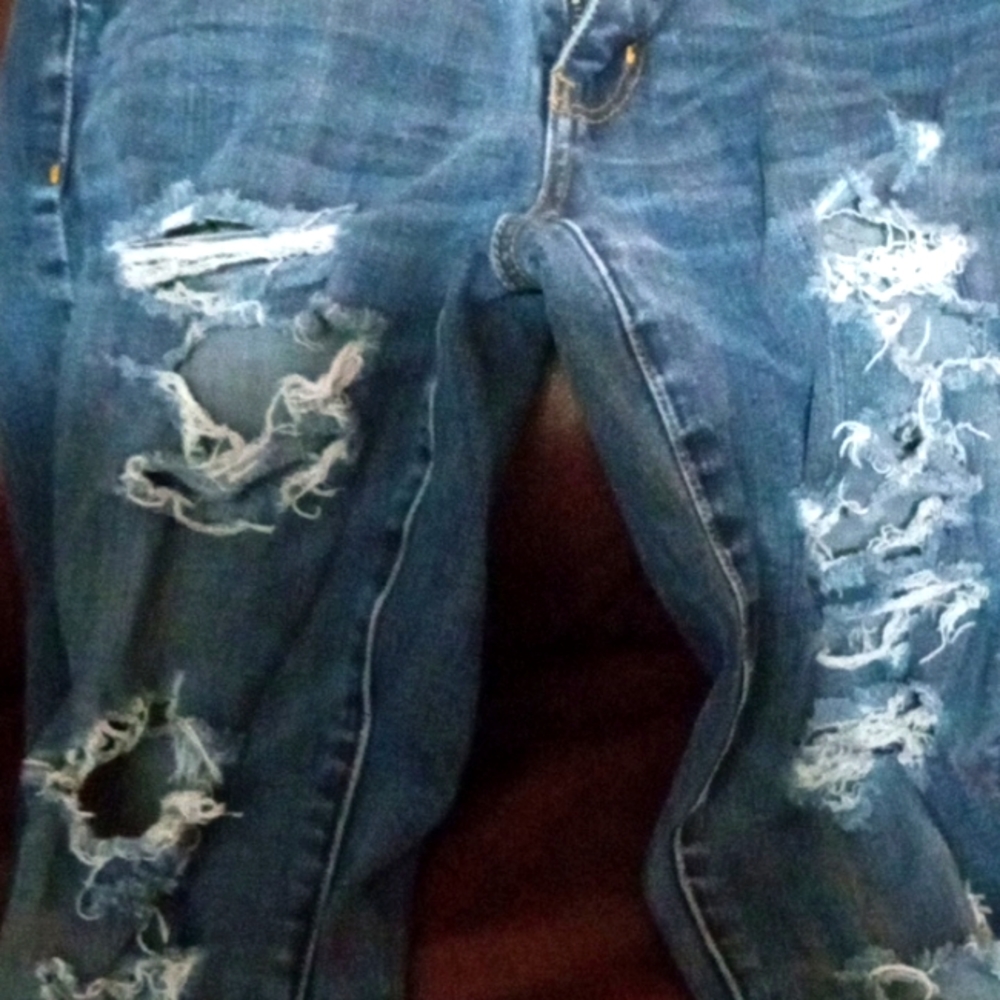 Woman's American Eagle OUTFITTERS jeans.
